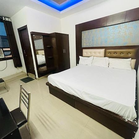 Premium Boston Rooms Family Hotel Agra  Buitenkant foto