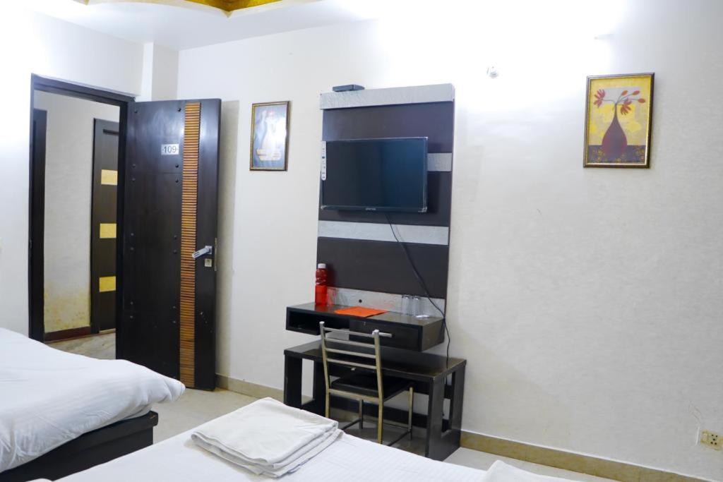 Premium Boston Rooms Family Hotel Agra  Buitenkant foto